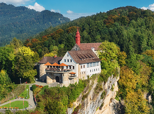 Helikopteransicht der unvergleichlich schönen Burg auf dem Gebhardsberg.