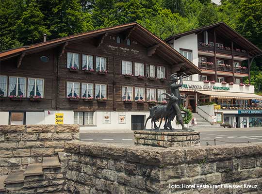 Uriges Wohlfühl-Ambiente im Speisesaal mit vielen gemütlichen Tischgarnituren.