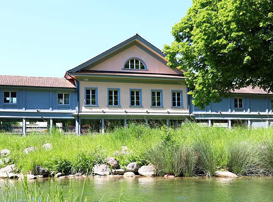 Schönes Großes Schützenhaus vor dem Dorfbach Oberburg