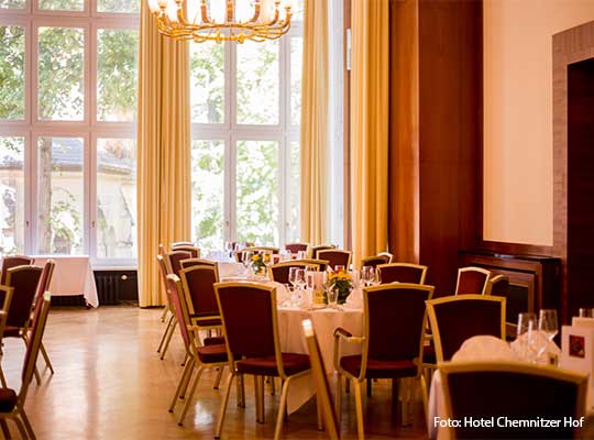 Saal mit gelben Vorhängen, dunkelroten Stühlen und Ausblick nach draußen beim Dinnerkrimi Chemnitz
