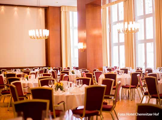 Schöner Saal, mit Lampen und dunkelroten Stühlen beim Dinnerkrimi Chemnnitz