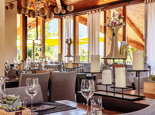 Wunderschöne Innenarchitektur mit großen Panoramafenstern und gemütlichen Sitzmöglichkeiten