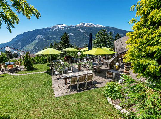 Eindrucksvoller Ausblick auf die Berge vom Außenbereich des Klein Waldegg