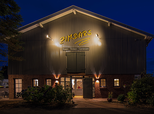 Ehemaliger Pferdestall renoviert zu einem hochwertigen Restaurant in der Außenansicht in abendlicher Beleuchtung