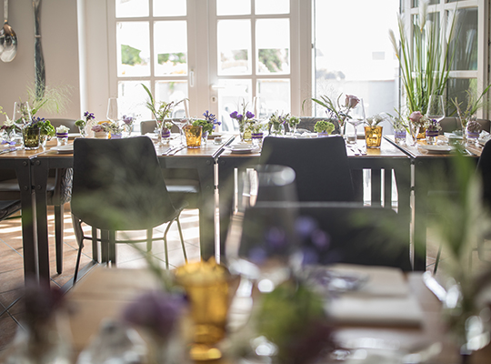 Purer Sonnenschein strahlt in den Speisesaal des Restaurants Zimdars