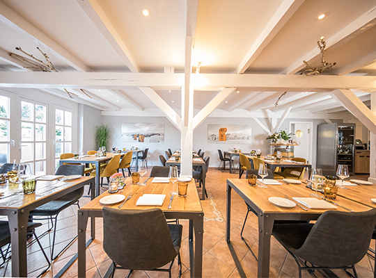 Großer Hellbeleuchteter moderner Speisesaal, ideal für ein Dinnerkrimi Cuxhaven