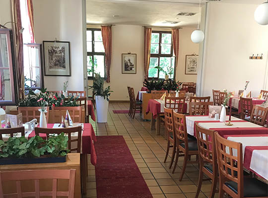 Schöner Restaurantbereich, der durch die Vermischung roter und weißer Farben einladend wirkt.