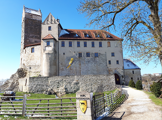 Leichter Schnee auf den Dächern der Burg, aber Sonnenschein und blauer Himmel 