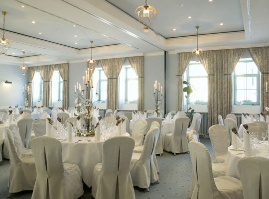Traumhaftschöner, in weißer Farbe gehaltener Speisesaal im Schlosshotel Pillnitz
