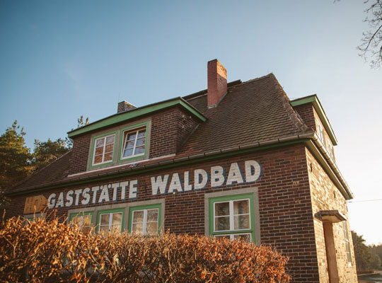 Außenansicht auf das gut erhaltene, alte Waldbadhaus. Umgebaut in ein schönes Restaurant