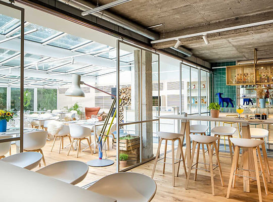 Großartiger Speiseraum mit toller Beleuchtung und eindrucksvoller Einrichtung 