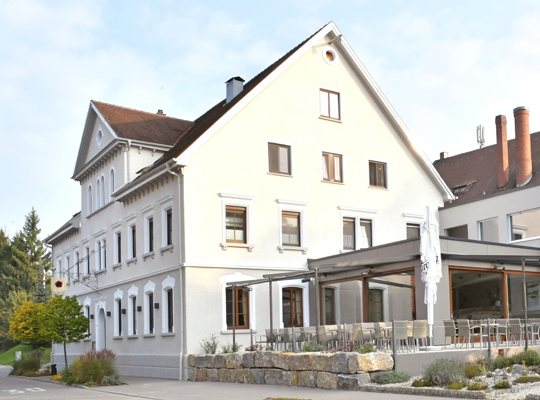 Großes weißes Landgasthof-Gebäude