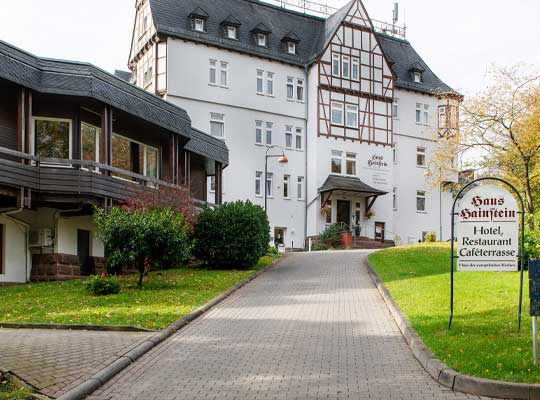 Einfahrt des Hotel Haus Hainstein