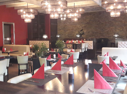 Helle Deckenleuchten fluten das Restaurant mit tollem Licht. Darin leuchtet das moderne Interieur nobel.