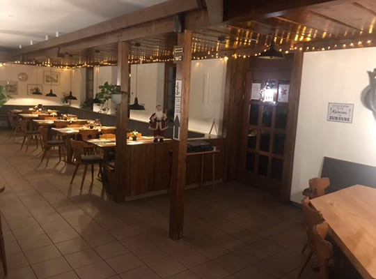 Herrlich gestalteter Restaurant-Bereich sorgt für Wohlfühl-Stimmung. Viele Sitzmöglichkeiten, mit einer langen Lichterkette an der Decke beleuchtet.