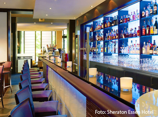 Stilvoller Barbereich des Sheraton Hotels