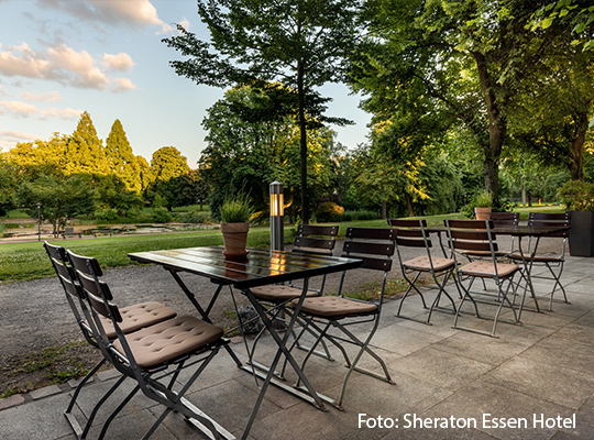 Gemütlicher Terrassenbereich des Sheraton Hotels