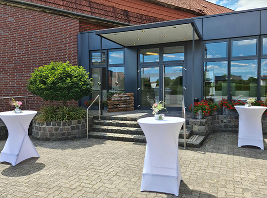 Eingangsbereich mit weißen Stehtischen