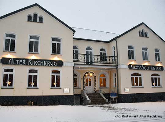 Außenansicht und Schild des Restaurants, fotografiert von vorne beim Dinnerkrimi