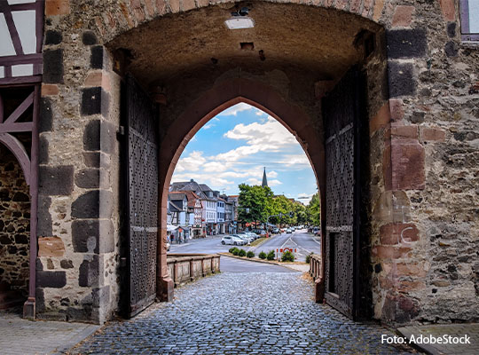 Ansicht durch ein Mittelalterliches Tor in der Stadt Freiberg