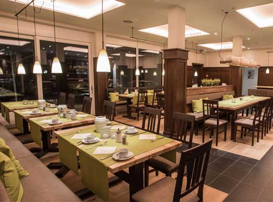 Riesiger Speisesaal mit modernem Interieur und schöner Beleuchtung beim Dinnerkrimi Fulda