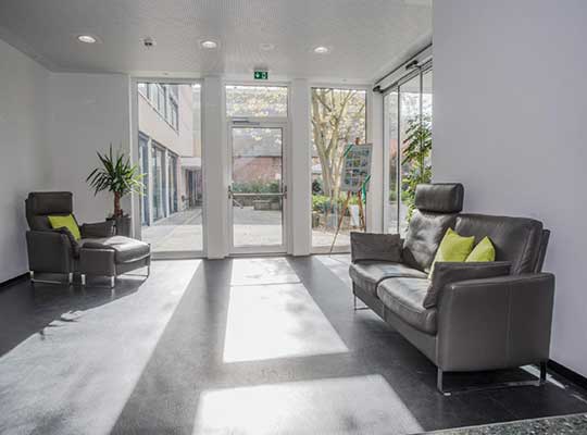 Purer Sonnenschein in der Lobby des Kolpinghaus sorgt für besonderes Licht.