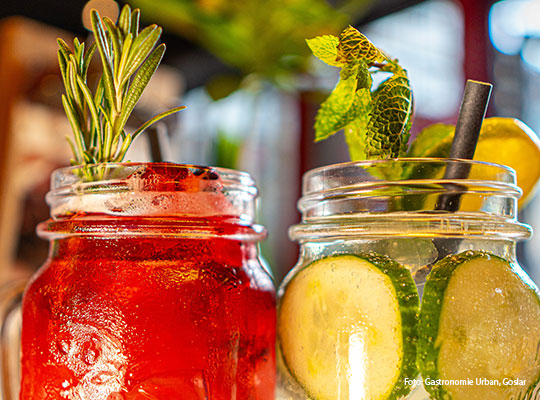 Bunte und spritzige Limonaden die mit Kräutern gespickt sind. 