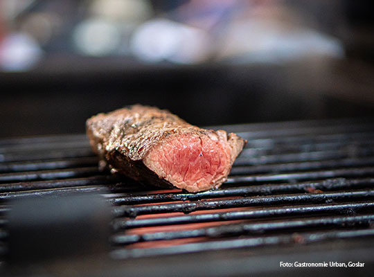 Ein leicht angebratenes Steak liegt auf dem Grill