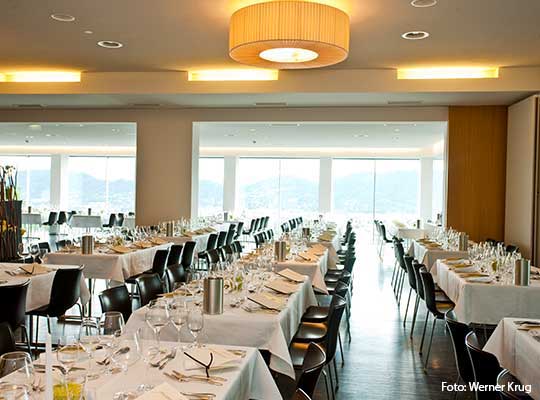 Gedeckte Tische im Saal beim Dinnerkrimi Graz im Restaurant Schlossberg