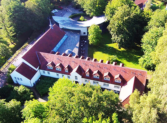 Großes Hotel-Gebäude mitten in der grünen Natur