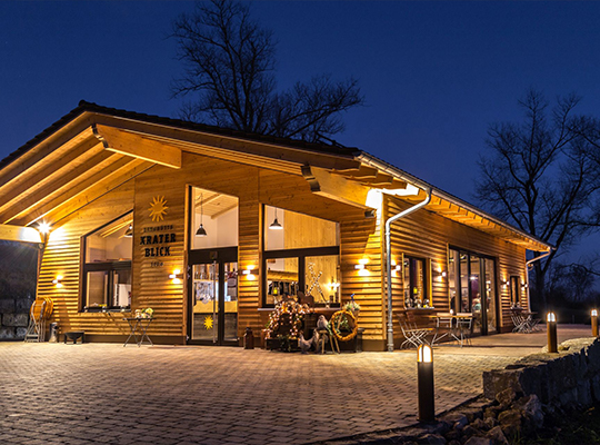 Toll beleuchtete Holzhütte bei Dämmerung