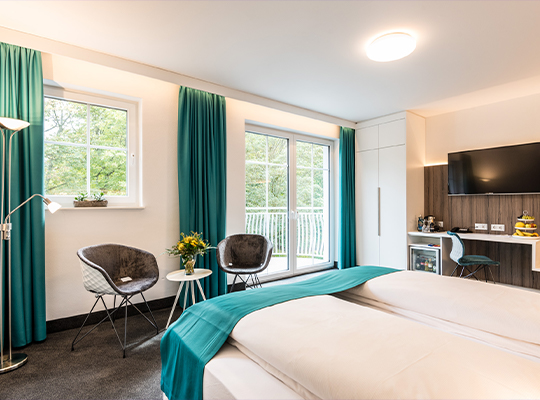 Doppelbett Hotelzimmer modern eingerichtet