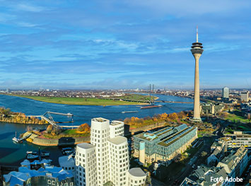 Ein Fernsehturn, hohe Gebäude und der Rhein bilden die Ingelheimer Kulisse