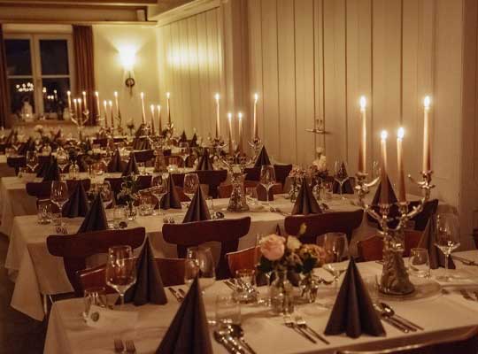 Festlich gedeckter Saal im Brauereigasthof Hofmark