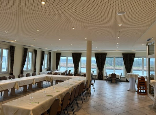 Heller Speisesaal mit einmaligem Ausblick durch die schöne Fensterfront auf den Elbsee - Dinnerkrimi Kaufnbeuren