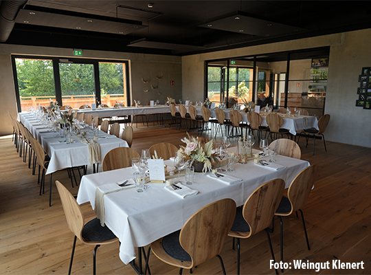 Stilvoll gedeckte Tische in hellem Saal