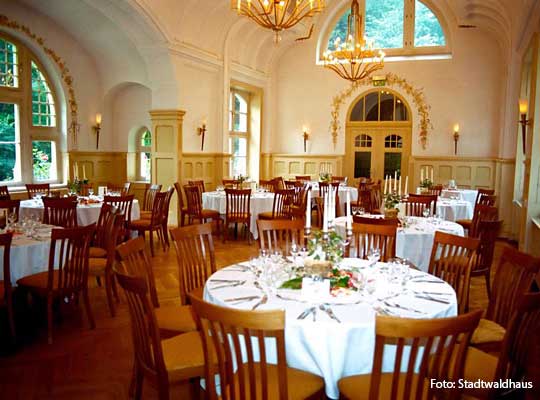 Schöner Saal mit gedeckten, runden Tischen