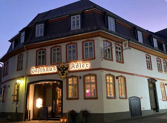 Das Gasthaus Adler von außen in der Dämmerung