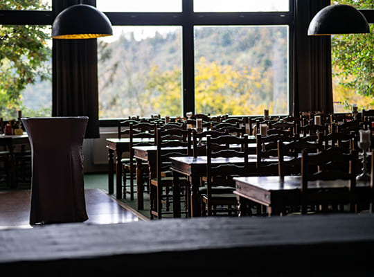 Holz-Einrichtung im Speisesaal mit atemraubenden Ausblick auf die grünen Wälder, optimal für ein schauriges Dinnerkrimi Kyffhäuserland