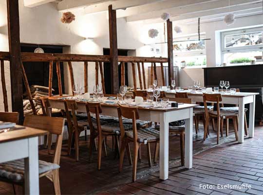 rustikal geschmückter Saal in der Eselsmühle Musberg beim Dinnerkrimi