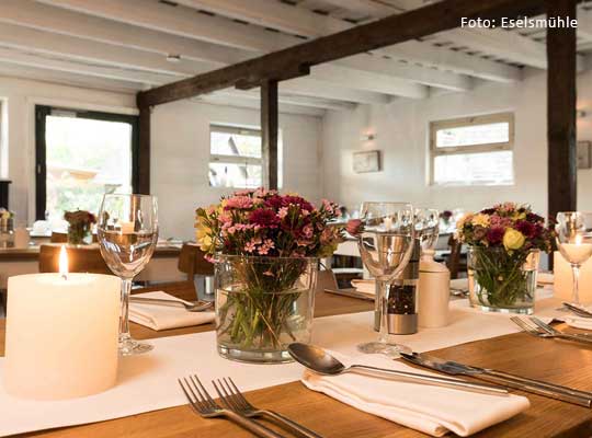 herbstlich dekorierter Tisch mit Kerzen für ein 3-Gänge-Menü beim Krimidinner Musberg