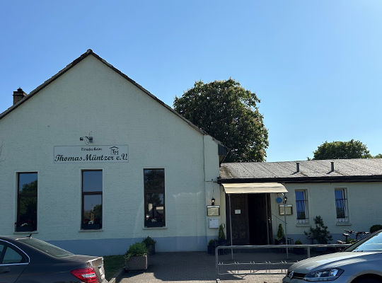 Blauer Himmel, Haus von außen