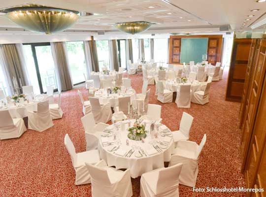 Riesiger nobel gestalteter Speisesaal mit rotem Teppich und weißen Tischgarnituren - optimal für das Dinnerkrimi Ludwigsburg