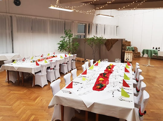 Mehrere Tischtafeln liebevoll angerichtet für das Dinnerkrimi Ludwigsburg