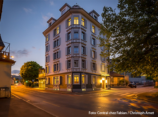 Das Gebäude des Cebtral chez Fabain lechtet des Nachts 