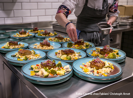 Buntes Essen liegt auf blauen Tellern 