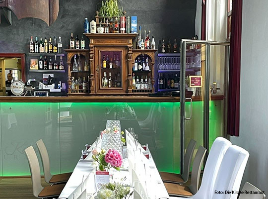 Eine gut ausgestattet Bar und ein festlich geschmückter Tisch 