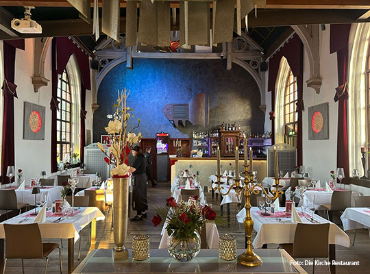 Ein festlich geschmücktes Restaurant in einer ehemealigen Kirche
