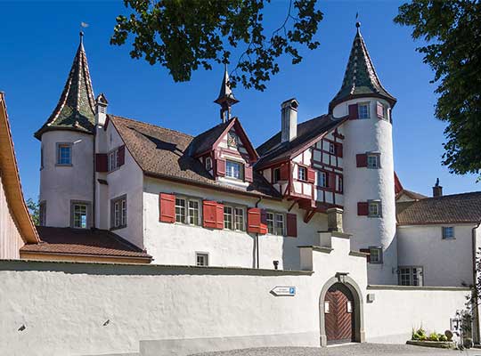 Fassade des Schloss Weinstein bei strahlend, blauem Himmel beim Dinnerkrimi Marbach