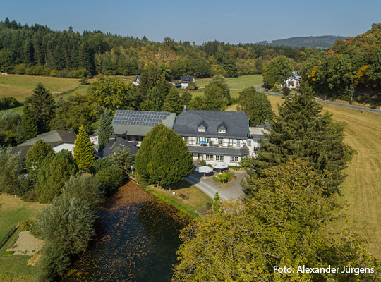 Vogelperspektive vom Landhof Grewen Mühle mit Grünen Wiesen und Bäumen um den Landhof herum